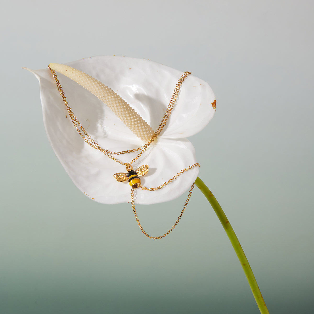 Garrigue Bee Hand Chain Ring