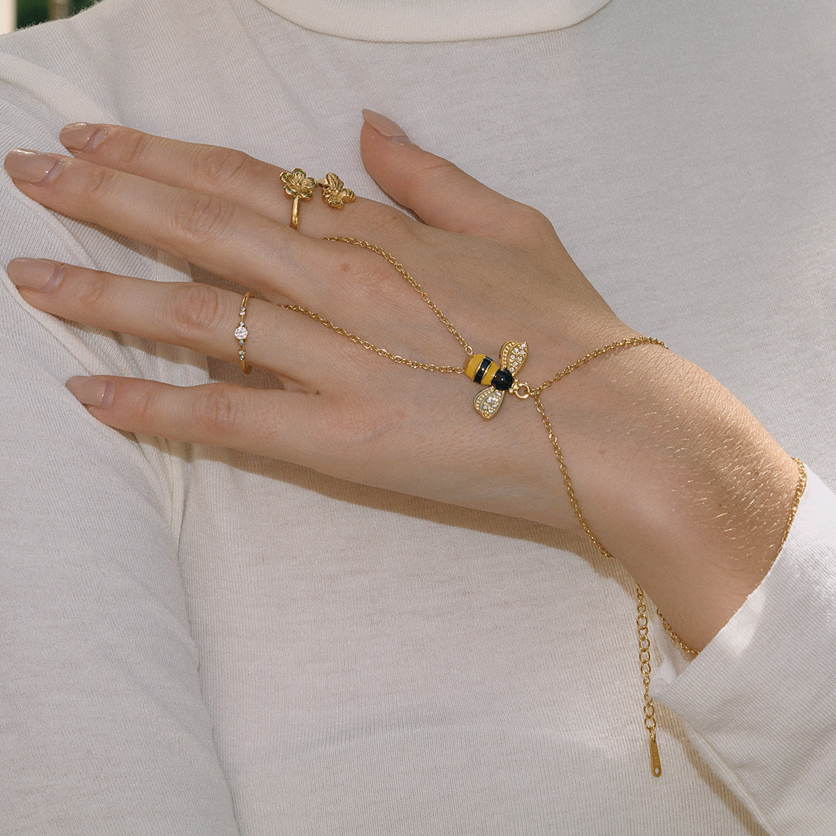 Garrigue Bee Hand Chain Ring