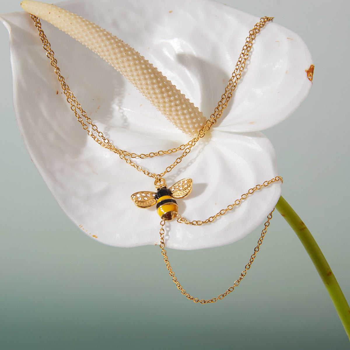 Garrigue Bee Hand Chain Ring