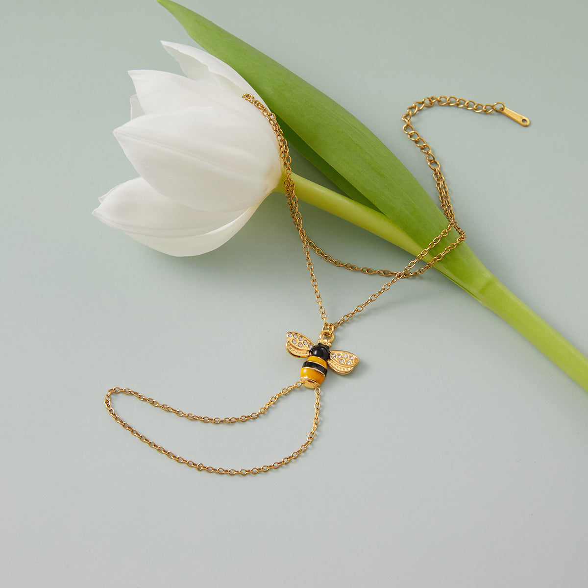 Garrigue Bee Hand Chain Ring